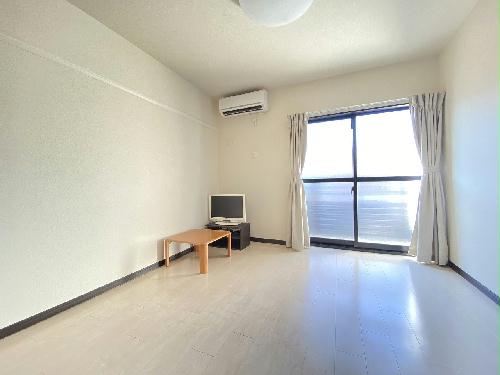 居室・リビング　白基調の落ち着いた室内