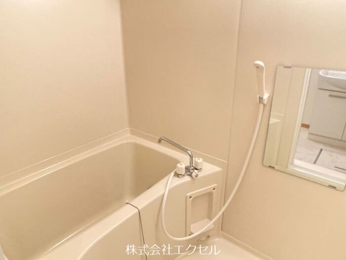 バス・シャワールーム　追い焚き、浴室乾燥機完備です。