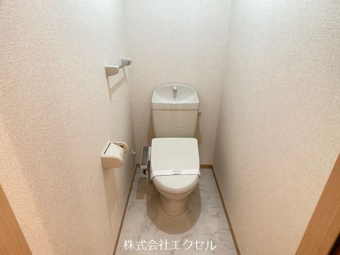 トイレ　温水洗浄便座です。