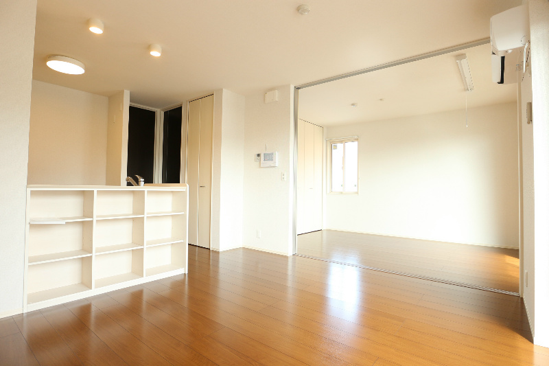 居室・リビング　洋室と繋げて広々とお使い頂けます。