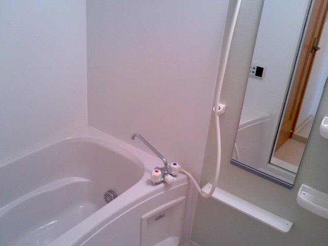 バス・シャワールーム　コンパクトで使いやすいお風呂です