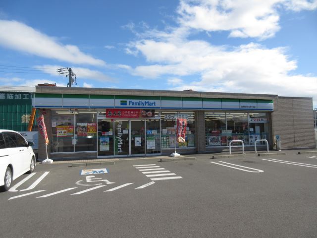 コンビニ　ファミリーマート（コンビニ）まで940m