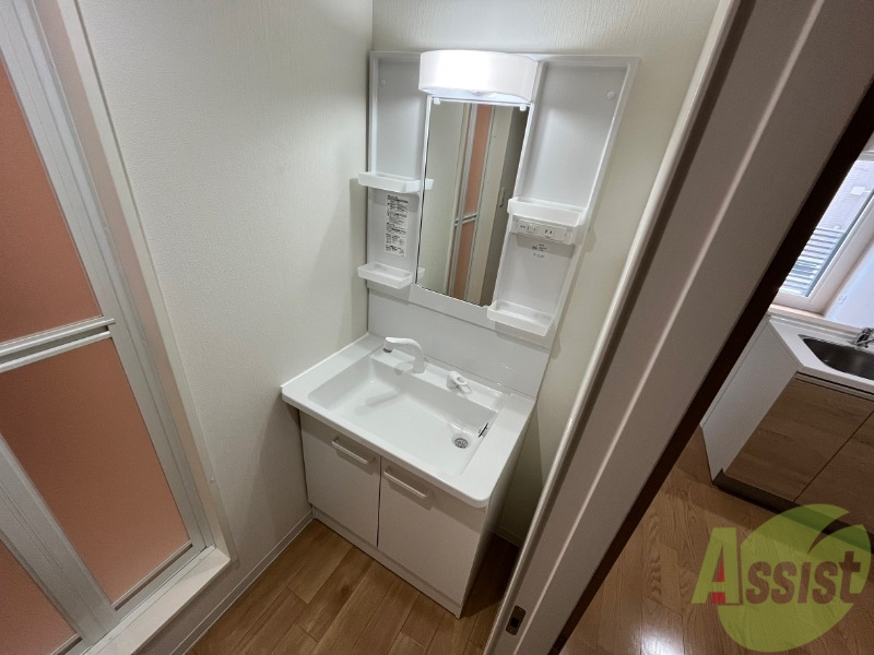 洗面設備　シャンプードレッサー。身支度はここでばっちりですね。