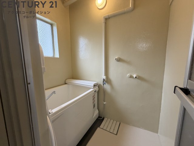 バス・シャワールーム　浴室内に窓があり換気楽々♪