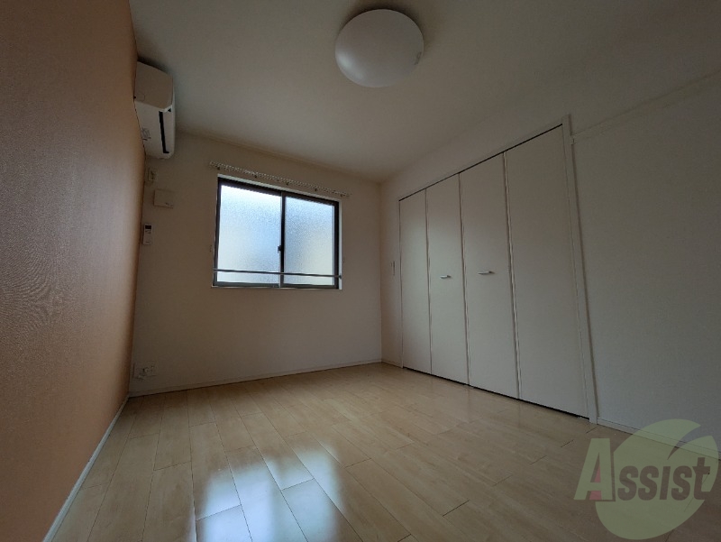 その他部屋・スペース　洋室６帖にはクローゼットとこちらにもエアコンが付いています。