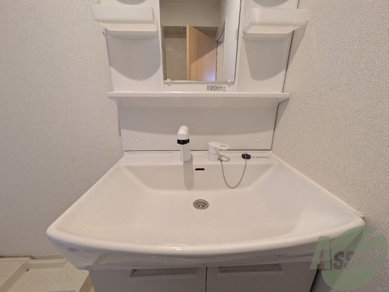 洗面設備　洗面台の蛇口ハンドル一つで温度調節が出来ます。