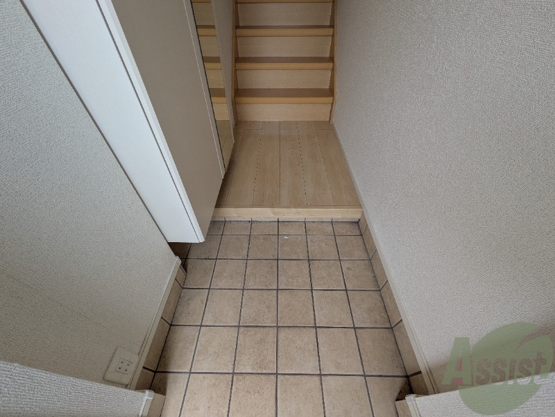 玄関　玄関には姿見があるのでお出かけ前に身だしなみの確認が出来ます