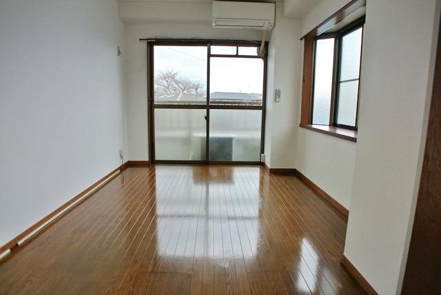 居室・リビング　☆２面採光で明るい居室☆