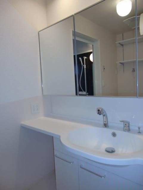 洗面設備　大きな鏡でお化粧しやすい