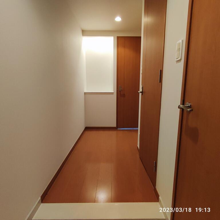 玄関　※同タイプ参考画像です。反転間取りです。