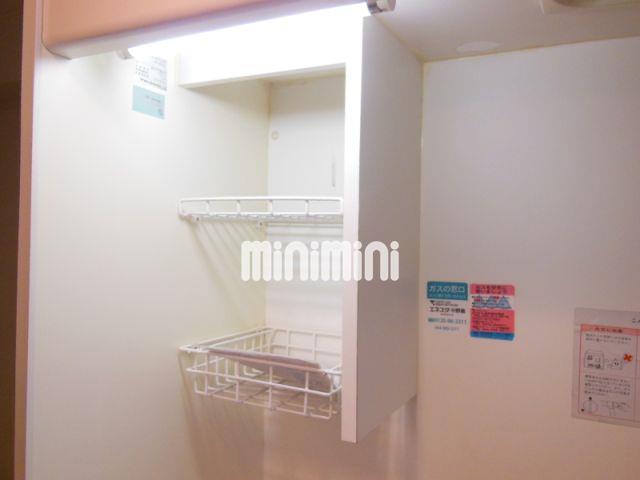 キッチン　キッチン上部の棚です。