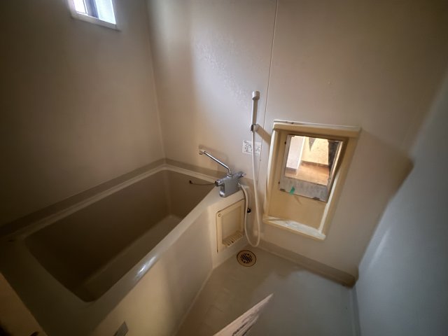 バス・シャワールーム　窓付きお風呂で換気しながらゆったり入浴できます