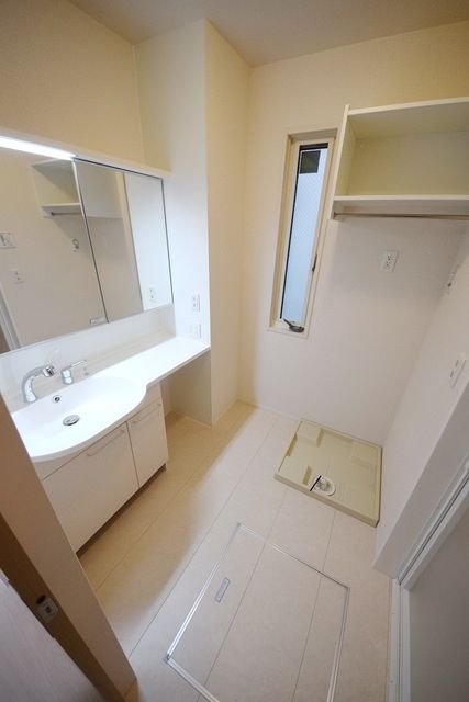 洗面設備　★大きな鏡の独立洗面台です★