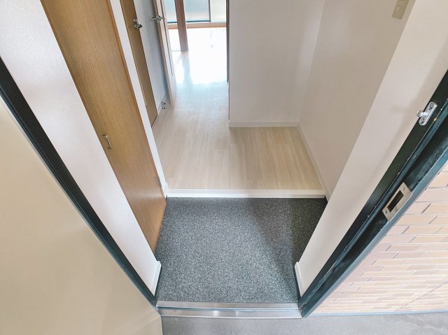 玄関　※このお写真は同物件の別のお部屋のお写真です。現状優先