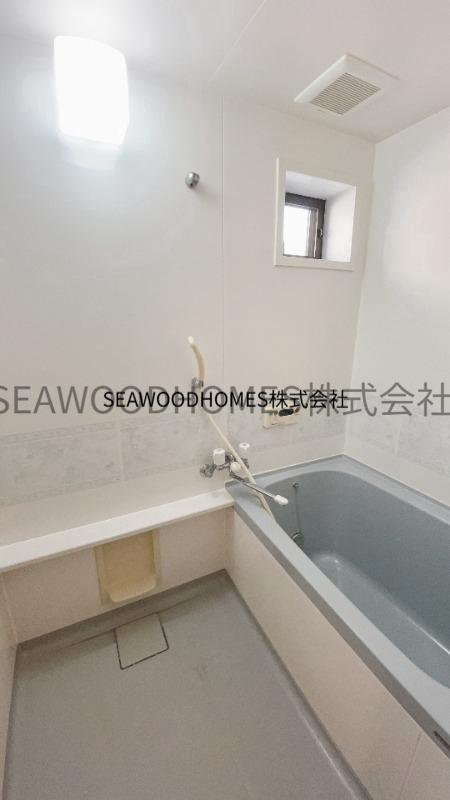 バス・シャワールーム　水はけの良い床材を採用。カビを抑えてお掃除の負担を軽減。