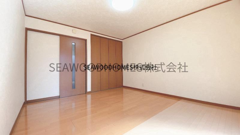 居室・リビング　温かみのある落ち着いた色調のフローリング。