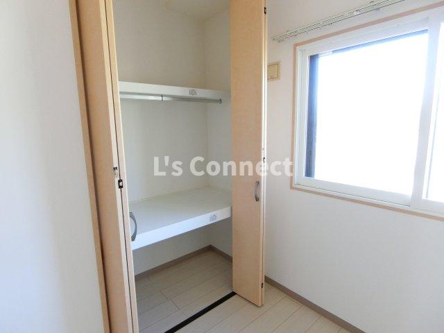 その他部屋・スペース　各洋室に収納付きです。（参考写真）