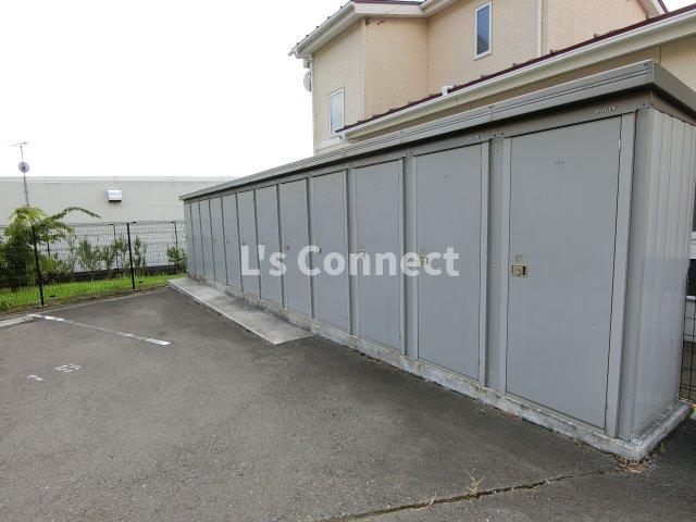 その他　外物置でタイヤも収納できます。