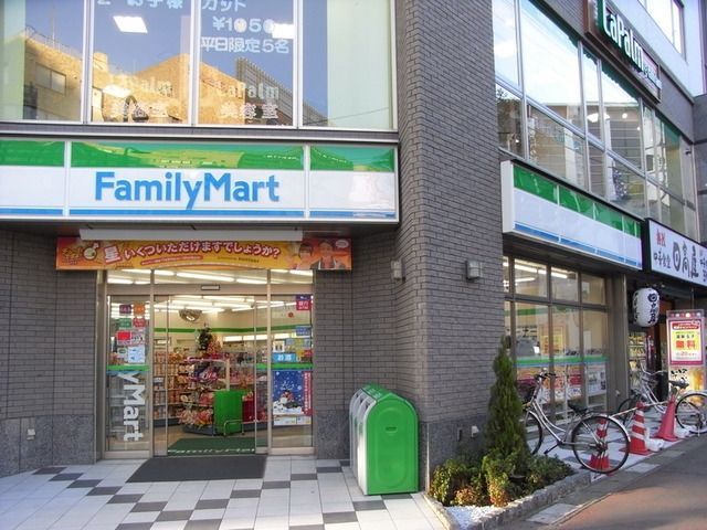 コンビニ　ファミリーマート（コンビニ）まで300m