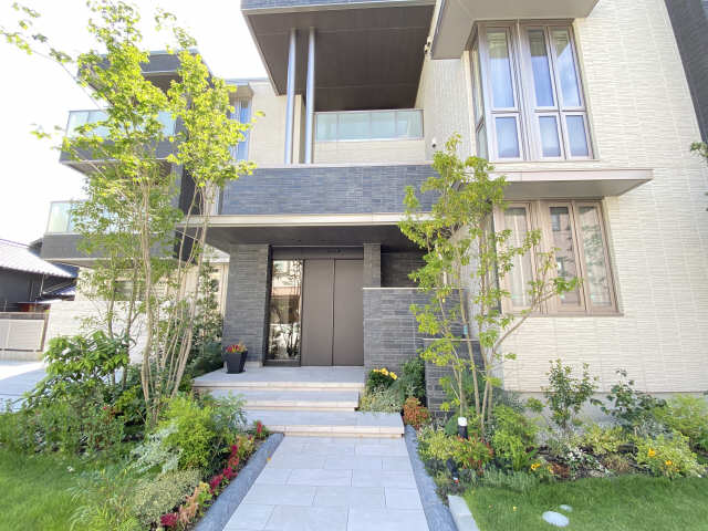 エントランス　緑に包まれたエントランスロード