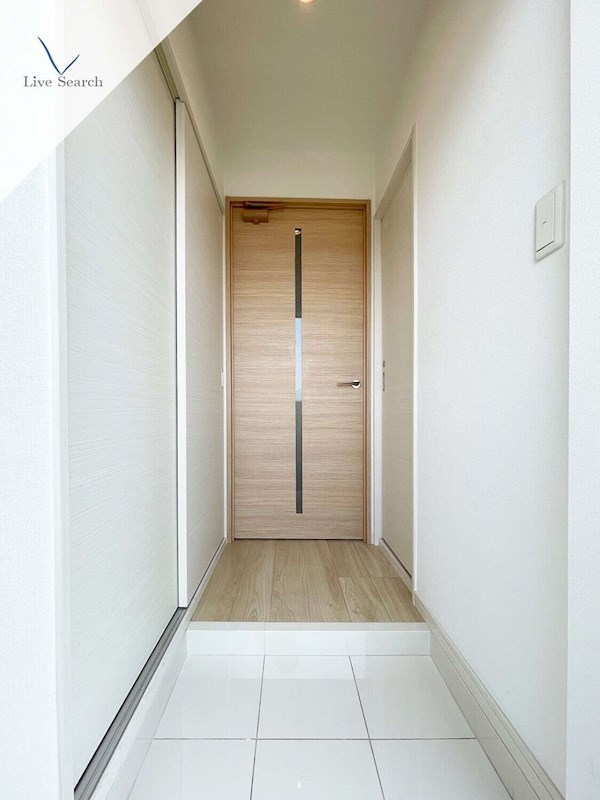 玄関　写真は同型タイプ