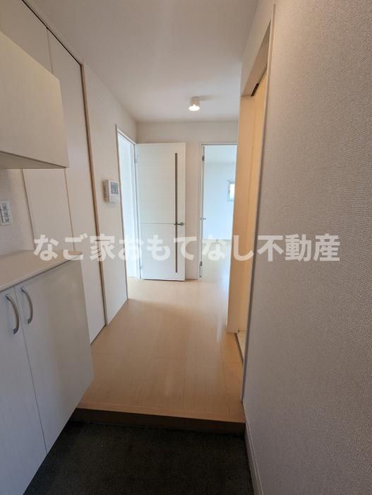 玄関　※写真は別号室