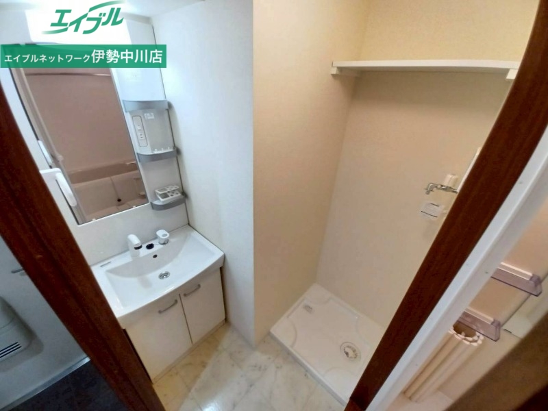 洗面設備　別部屋参考写真です。