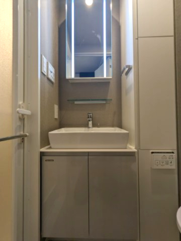 洗面設備　独立洗面化粧台が付いています