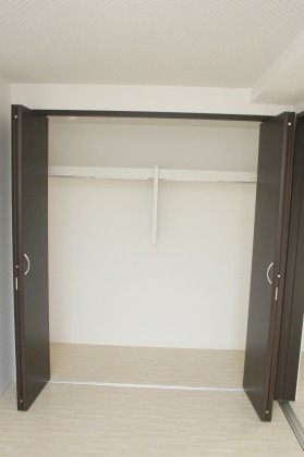 収納　壁一面のクローゼットです。