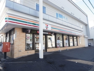 コンビニ　セブンイレブン札幌本郷店（コンビニ）まで528m