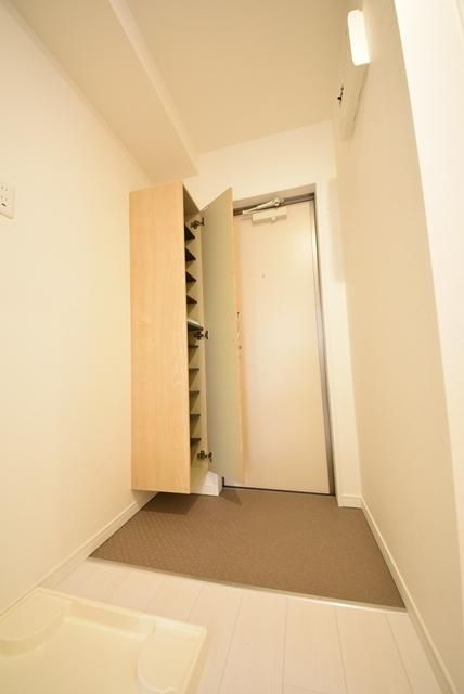 玄関　同タイプの写真となりますので実際とは異なります