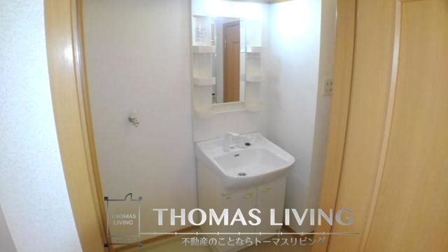 洗面設備　洗濯機置き場も確保された洗面スペース。