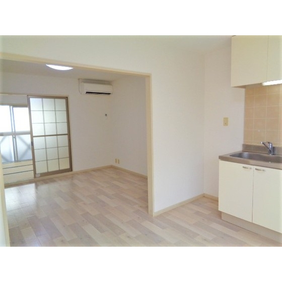 居室・リビング　エアコン付きのリビングダイニング