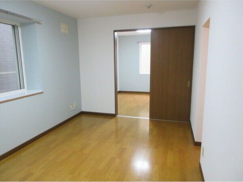 居室・リビング　内装中につき別号室の画像です。