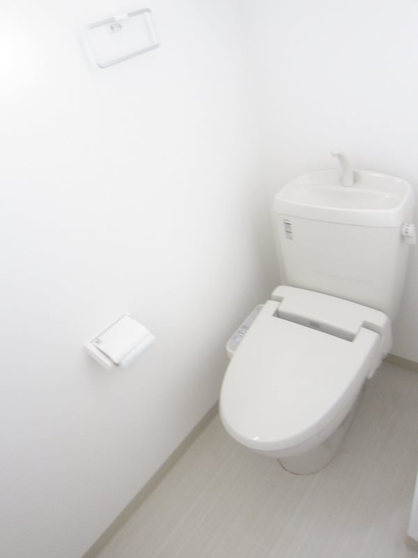 トイレ　トイレは快適な温水洗浄便座付き