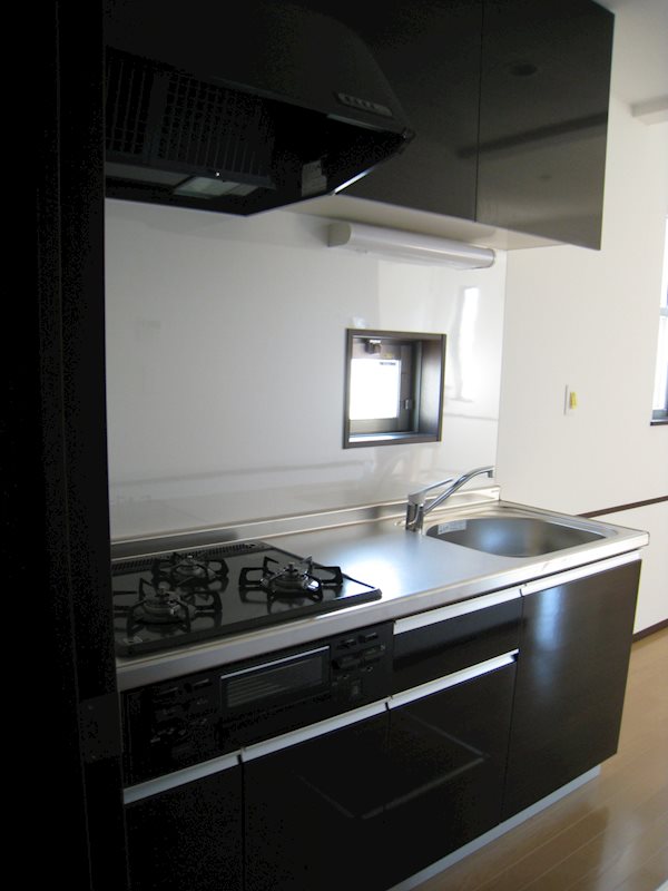 キッチン　３口ガスコンログリル付システムキッチンでお料理ラクラク