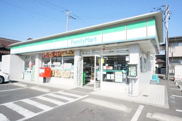コンビニ　ファミリーマート（コンビニ）まで220m