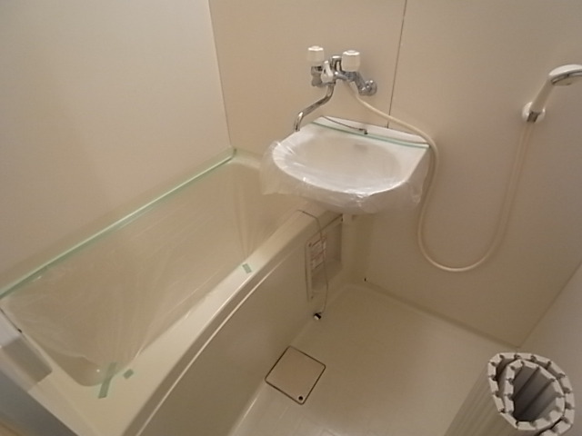 バス・シャワールーム　お風呂・トイレ別のセパレートです。