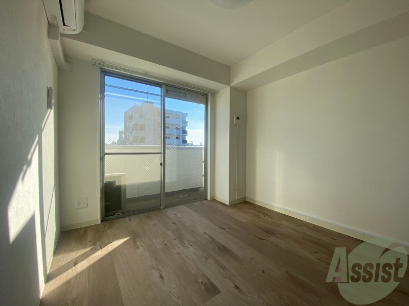 居室・リビング　こちらが生活のメインとなる４．８帖のリビングになります。