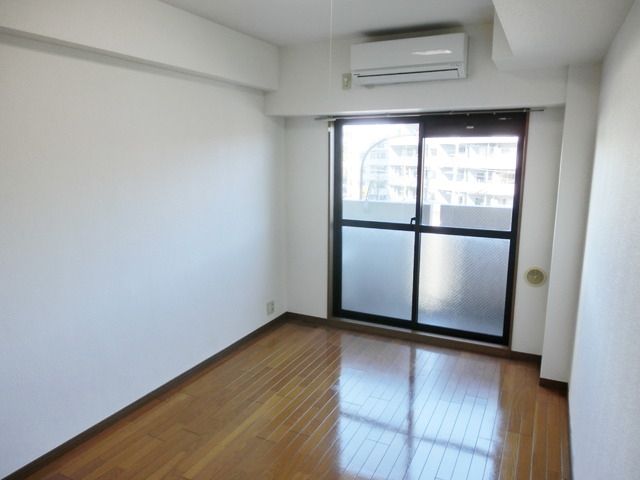 居室・リビング　★天井の高い綺麗なフローリングの６帖です★