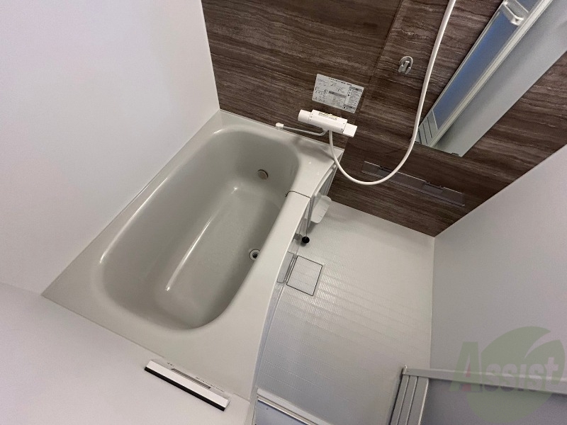 バス・シャワールーム　お風呂です。広々したバスでゆっくりくつろげます。