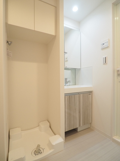 洗面設備　鏡の中にティッシュケースあります