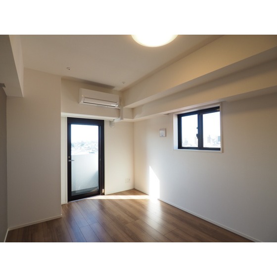 居室・リビング　グレージュのアクセントクロス