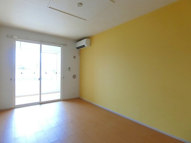 居室・リビング　明るい色調の室内です