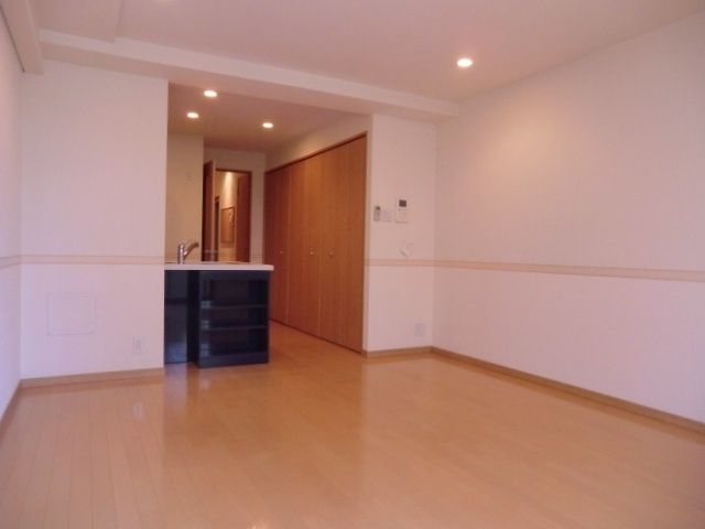 居室・リビング　広々洋室12.7帖　カウンターキッチン