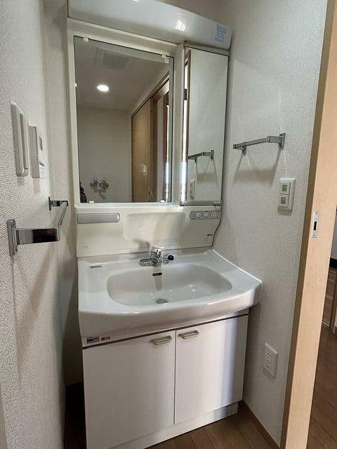 洗面設備　人気な独立洗面台です