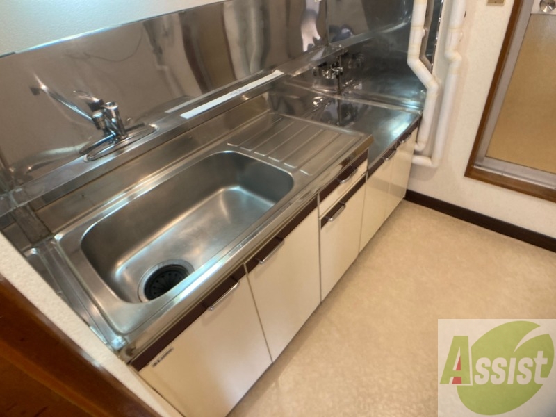 キッチン　キッチンはシックなデザインでした。洗い場も大きい。