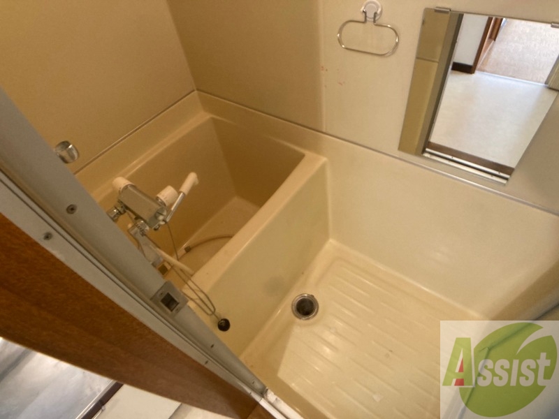 バス・シャワールーム　バスルームはこちらです。広々としてゆったり休めます。