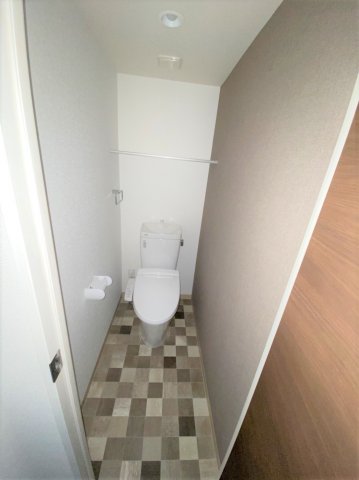 トイレ　落ち着いた色調のトイレです