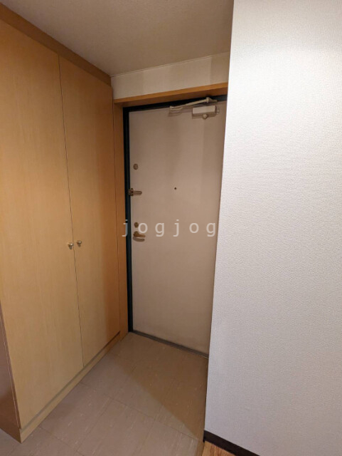 玄関　玄関左手には大きめの下駄箱を完備しています。